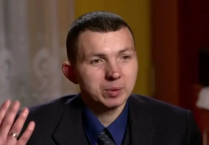 Jaruś z "Chłopaków do wzięcia" w garniturze, z gestykulującymi dłońmi, opowiada o swoich perypetiach.