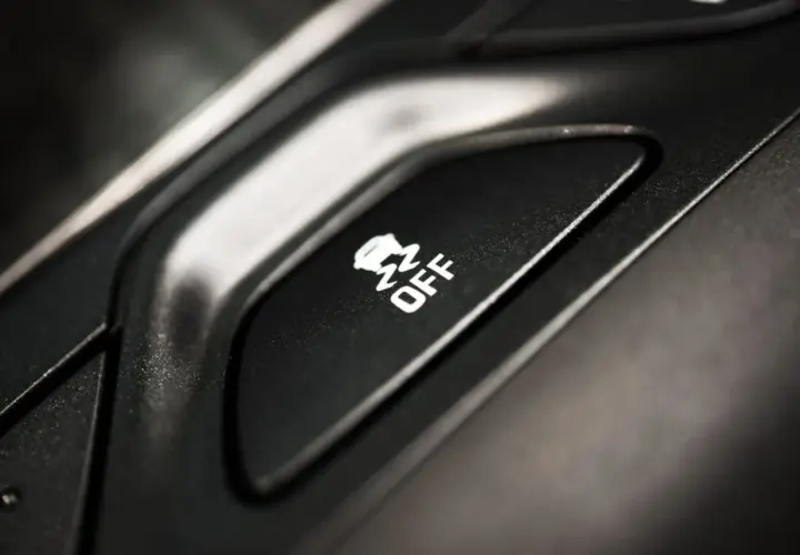 Przycisk DTC BMW z ikoną kontroli trakcji wyłączoną.