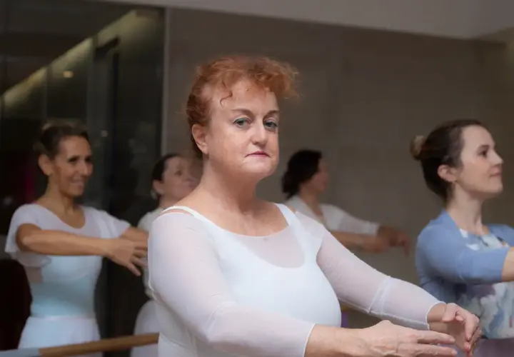 Donne di diverse età partecipano a una lezione di danza, dimostrando che il movimento è facile prese danza per tutti.