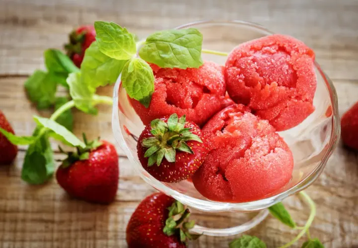 Idealny sorbet truskawkowy bez maszynki? Zrób go w domu!
