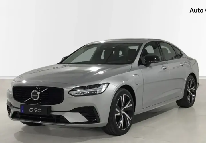 Volvo S90 plateado, un coche elegante. Aquí encontrarás opiniones sobre este modelo.