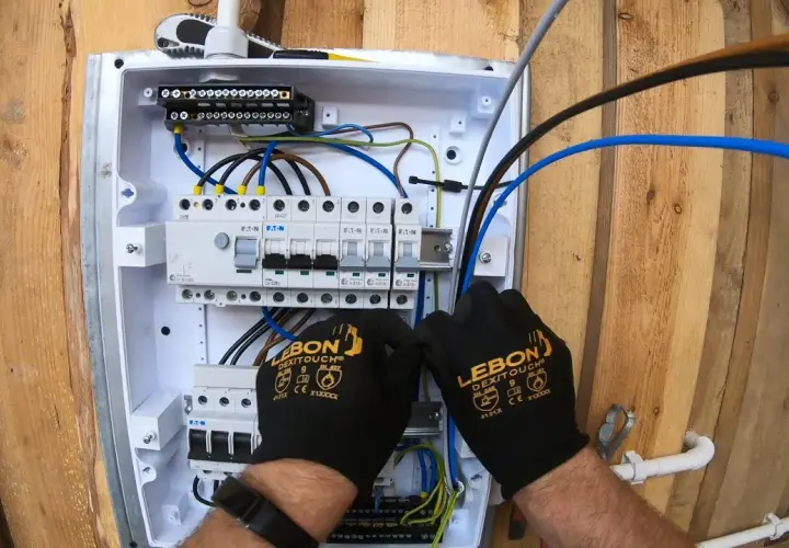 Jak zrobić skrzynkę elektryczną bezpiecznie i zgodnie z przepisami