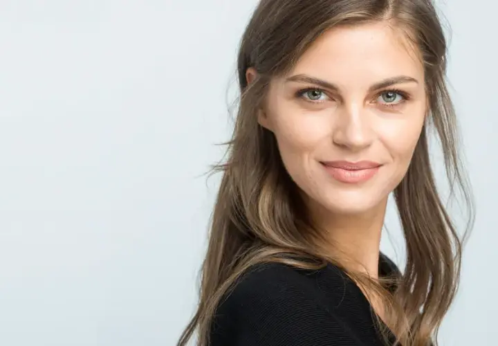 Mujer con un elegante corte de pelo media melena, mirada serena y una sonrisa sutil.