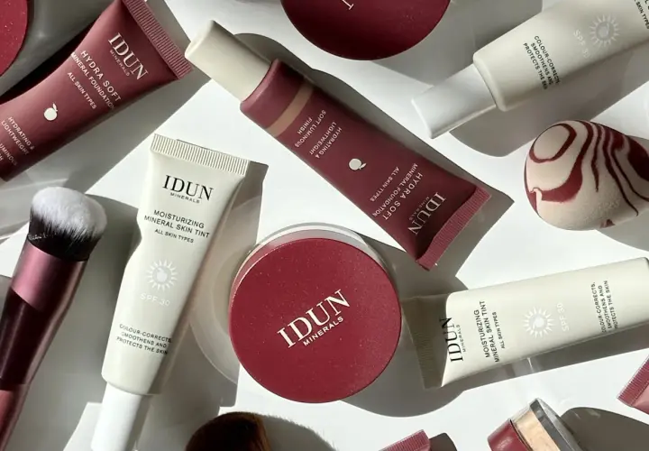 IDUN Minerals foundations och foundations för att hitta vilken foundation passar mig. Sminkborste, svamp och puder syns också.