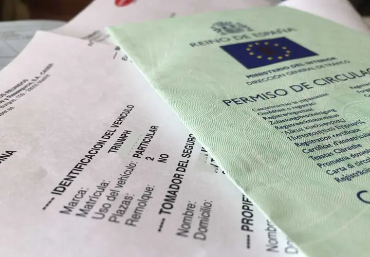 ¡Ay, he perdido los papeles de la moto! Aquí están el permiso de circulación y la ficha técnica, espero encontrarlos pronto.