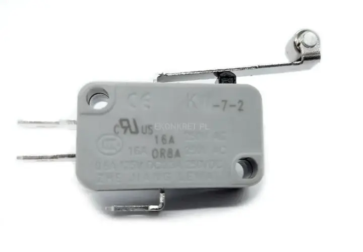 Szary wyłącznik krańcówka z metalowym ramieniem i rolką. Model KW-7-2, 16A 250V AC.