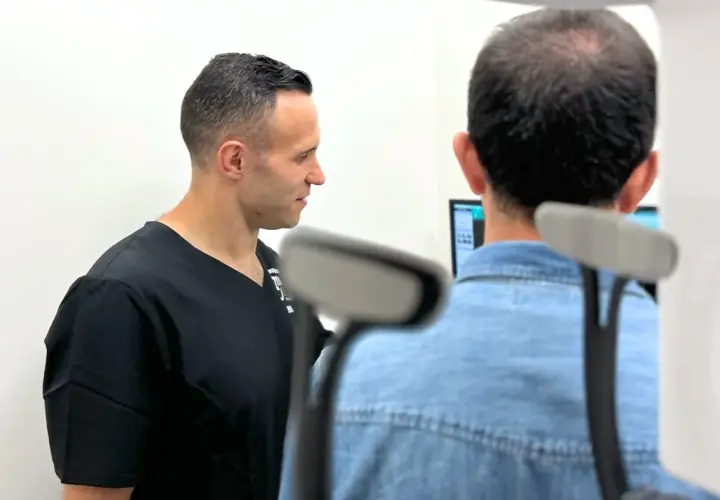 Médico explica a paciente sobre puntos reabsorbibles.