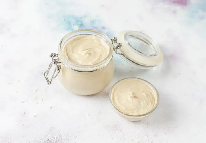 Un pot et un bol de crème onctueuse, prête à garnir vos pâtisseries.