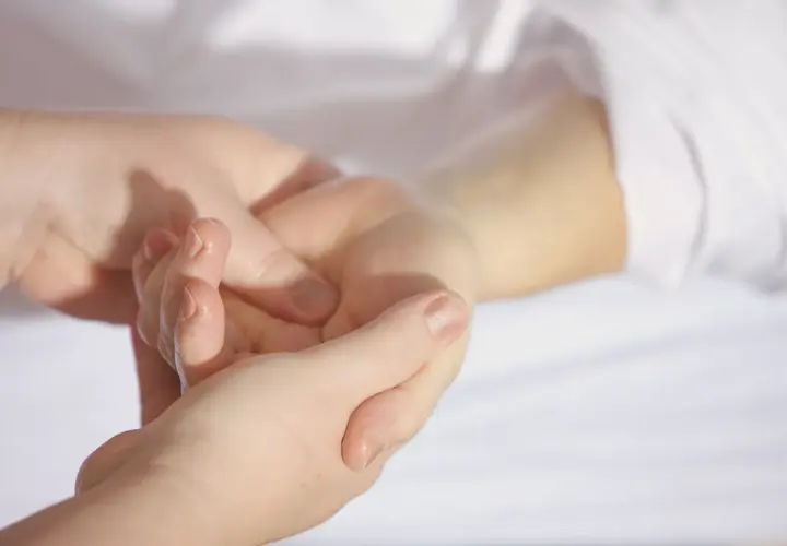 Mains douces prodiguant un massage apaisant, un moment de bien-être pour des personnes âgées.