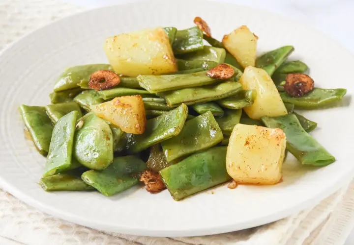 Judías verdes con patatas y ajo dorado, un plato sencillo y sabroso.