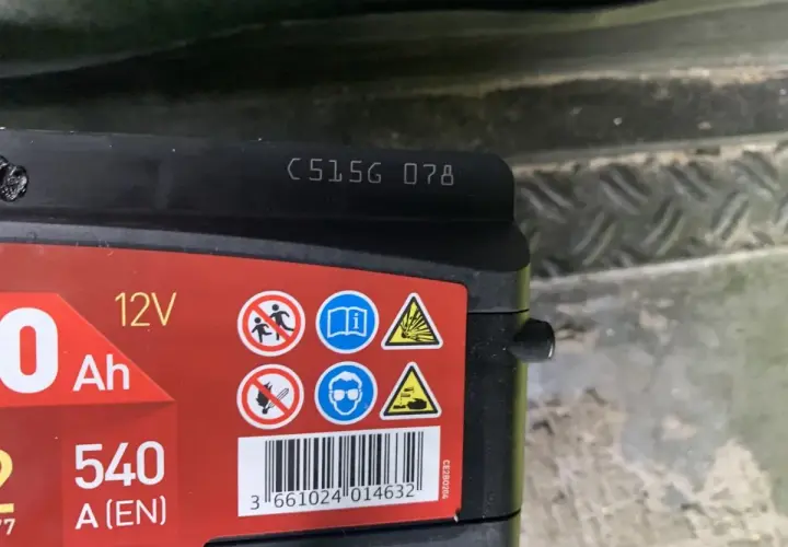 Kod na akumulatorze Varta: C5156 078. Jak odczytać rok produkcji akumulatora Varta? Ostatnie dwie cyfry kodu to rok produkcji.