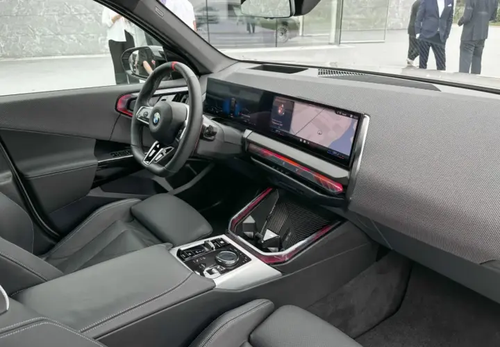 Wnętrze BMW X3 2025 z nowoczesnym ekranem multimedialnym i sportową kierownicą.