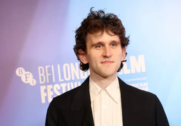 Harry Melling na tle BFI London Film Festival.