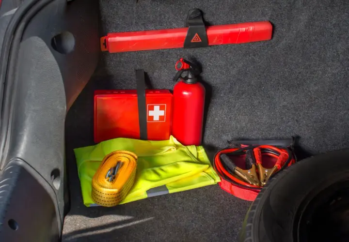 Apteczka, gaśnica, trójkąt, pas, kamizelka i kable rozruchowe – to podstawa, co trzeba mieć w aucie w Niemczech.