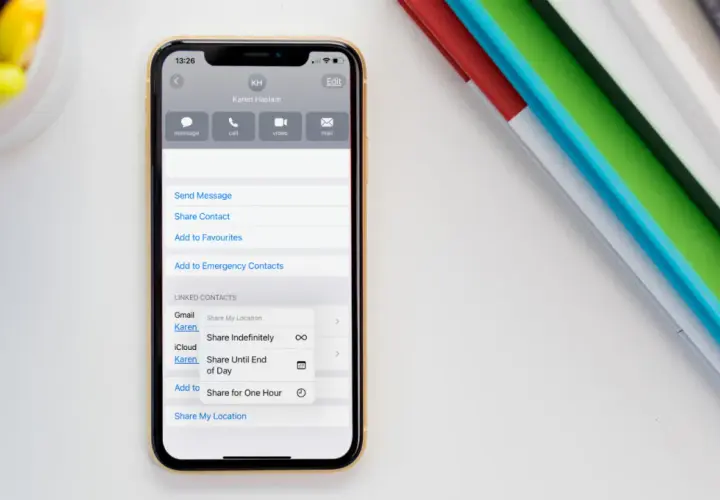 Na ekranie iPhone'a widać opcje udostępniania lokalizacji. Możesz wybrać, jak zmienic lokalizacje w iPhone, udostępniając ją na stałe, do końca dnia lub na godzinę.