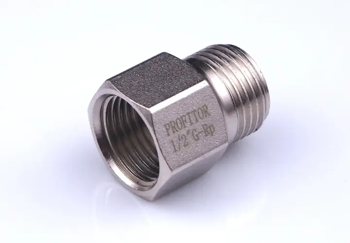 Metalowa przejściówka z gwintem wewnętrznym i zewnętrznym 1/2 cala, idealna do połączeń hydraulicznych.
