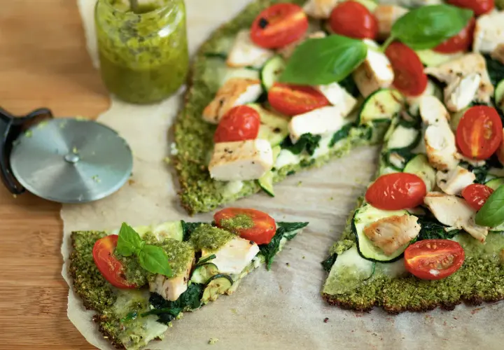 Pyszna pizza na spodzie z brokuła z kurczakiem, cukinią, pomidorkami i pesto.