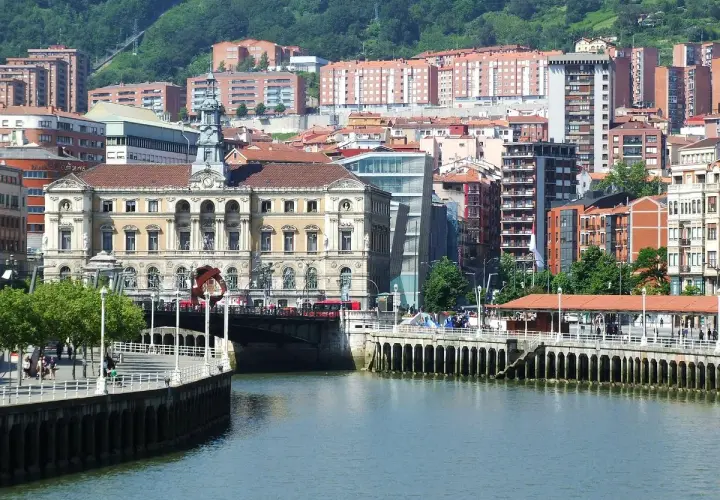 Edificio del Ayuntamiento de Bilbao, con el río y el paseo peatonal del Casco Viejo.