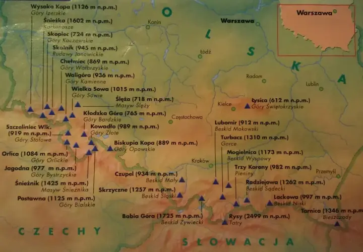 Mapa Polski z zaznaczonymi szczytami, tworzącymi koronę gór polskich. Widoczne Tatry, Bieszczady, Sudety i Karpaty.