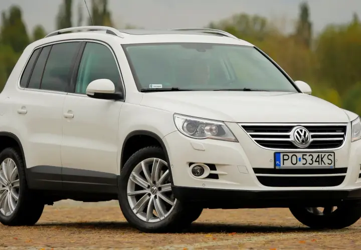 Biały Volkswagen Tiguan na tle jesiennego krajobrazu. Elegancki SUV gotowy na przygodę.