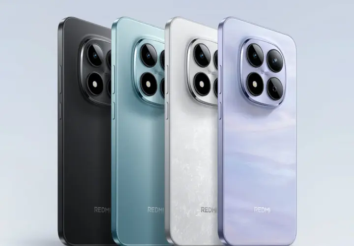 Cztery telefony Redmi najnowszy model w różnych kolorach: czarnym, niebieskim, białym i fioletowym. Każdy z nich ma charakterystyczny moduł aparatu.