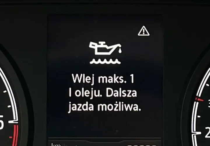 Kontrolka oleju z falą: "Wlej maks. 1 l oleju. Dalsza jazda możliwa." ostrzega o niskim poziomie smarowania.