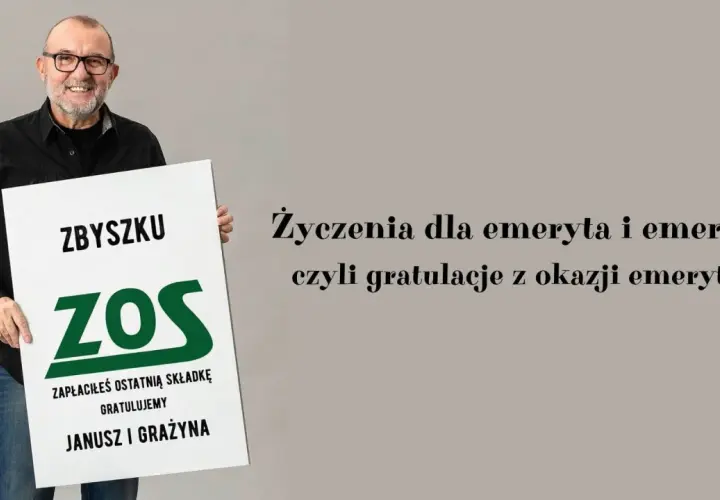 Uśmiechnięty mężczyzna trzyma tablicę z napisem "Zbyszku ZOS zapłaciłeś ostatnią składkę gratulujemy Janusz i Grażyna". To złote myśli z okazji przejścia na emeryturę.