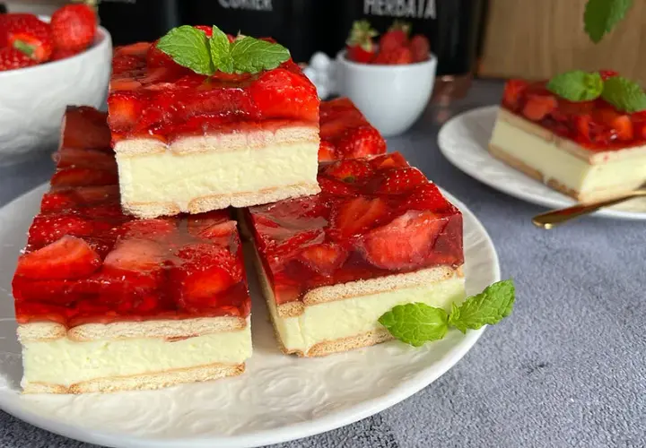 Sernik na herbatnikach z galaretką lub budyniem bez pieczenia - przepis