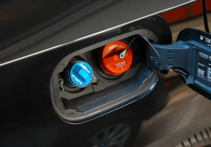 Niebieski korek AdBlue i pomarańczowy korek Diesel w klapce wlewu paliwa. W ten sposób sprawdzisz poziom AdBlue w swoim samochodzie.