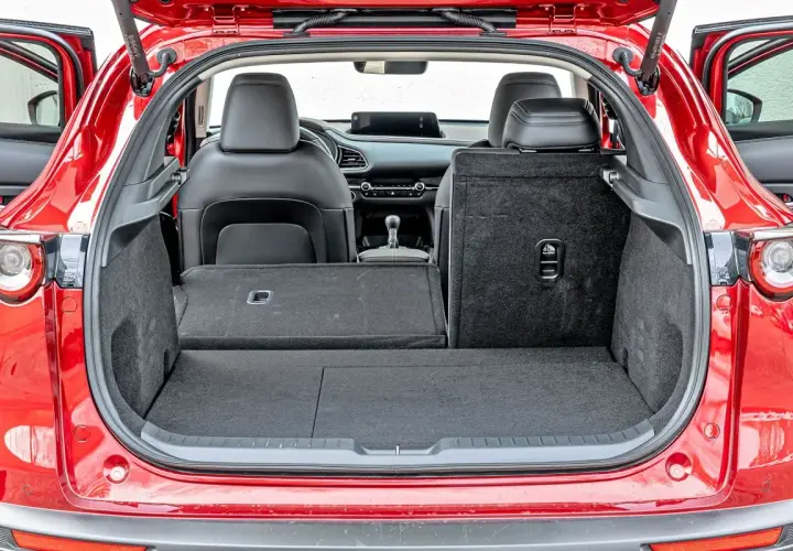 Mazda CX-30 wymiary: Garaż, bagażnik, rodzina czy pasuje?
