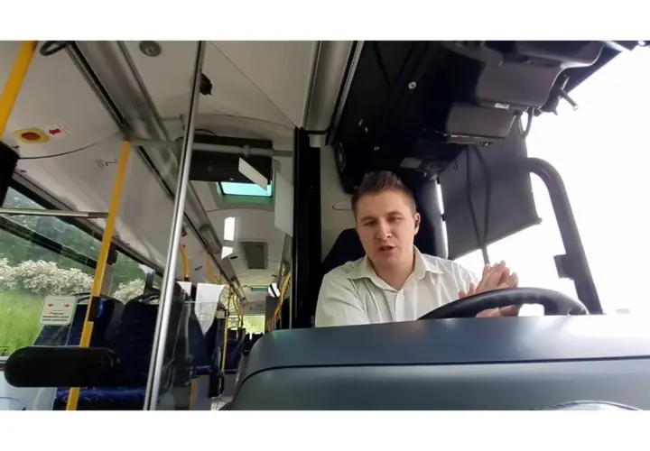 Kierowca autokaru: kto naprawdę decyduje o trasie? Poznaj podział ról.