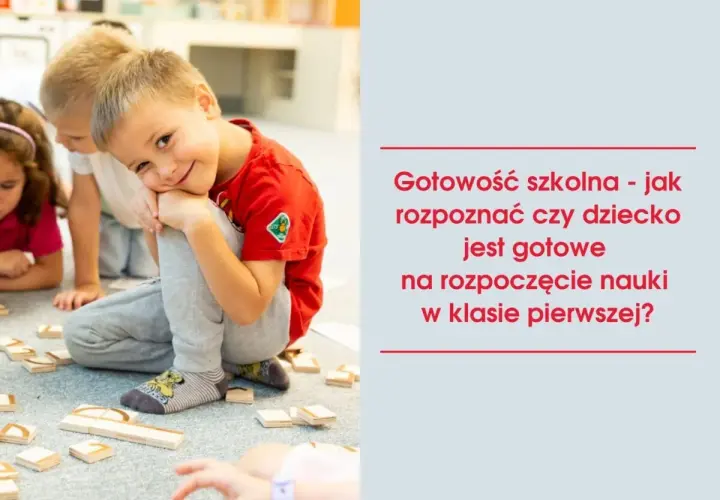 Uśmiechnięty chłopiec w czerwonej koszulce bawi się klockami z innymi dziećmi.