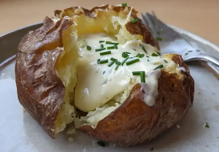 En perfekt bakad potatis med krämig fyllning och färsk gräslök. En klassiker som alltid smakar bra.