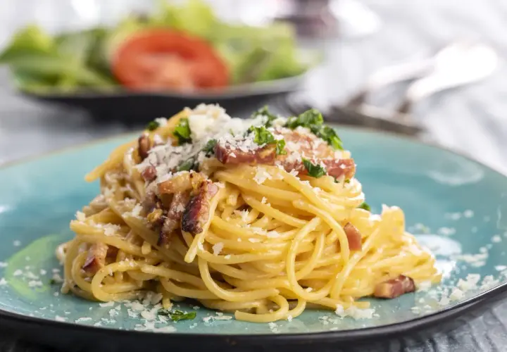 Spaghetti Carbonara, ein Klassiker der italienischen Küche. Dieses Gericht ist ein Beweis dafür, dass einfache Zutaten zu köstlichen Pasta Rezepten führen können.