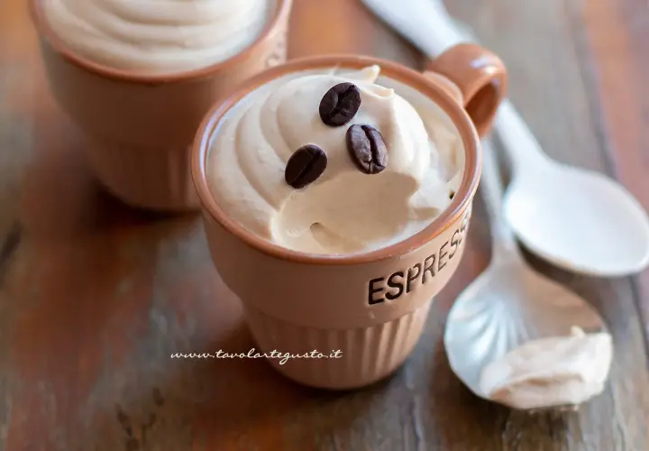Deliziosa crema di caffè in tazzine, guarnita con chicchi di caffè. Perfetta per una pausa golosa.