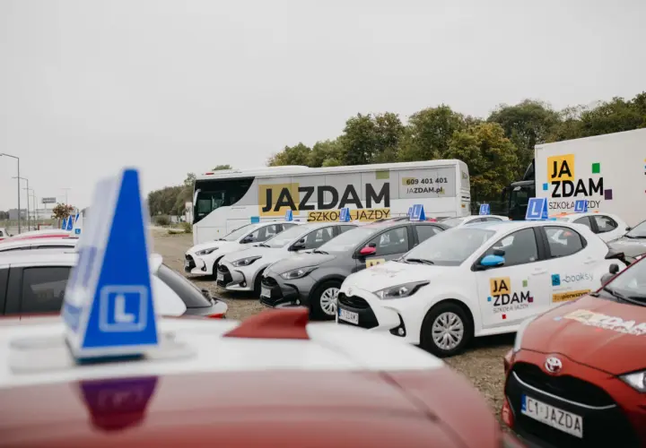 Flota aut szkoły jazdy "Ja Zdam". Zastanawiasz się, prawo jazdy od ilu lat można zdobyć? Sprawdź ofertę!