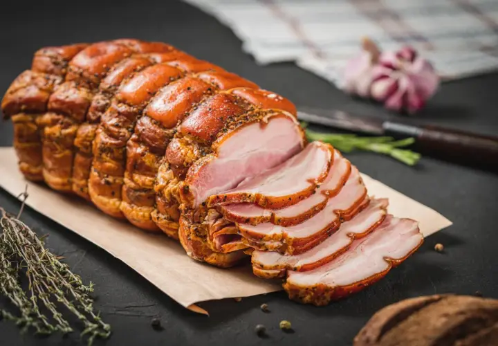 Aromatyczne, domowe wędzenie mięsa w garnku na kuchence gazowej krok po kroku. Pokrojony w plastry, wędzony boczek z przyprawami.