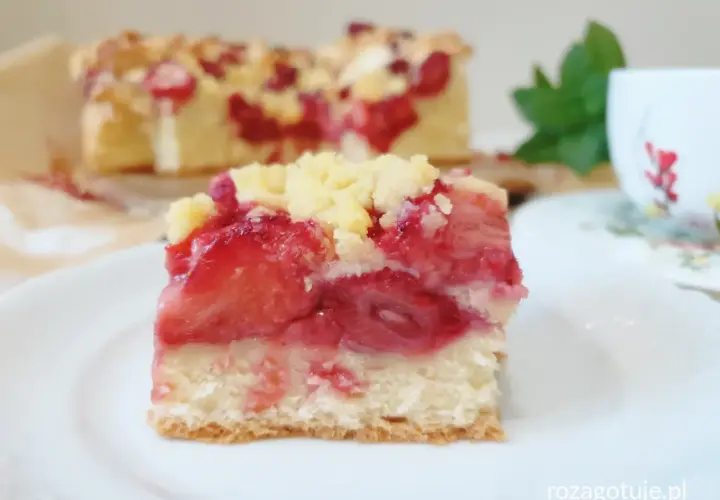 Pyszne ciasto drożdżowe z truskawkami i kruszonką, idealne na letnie popołudnie.