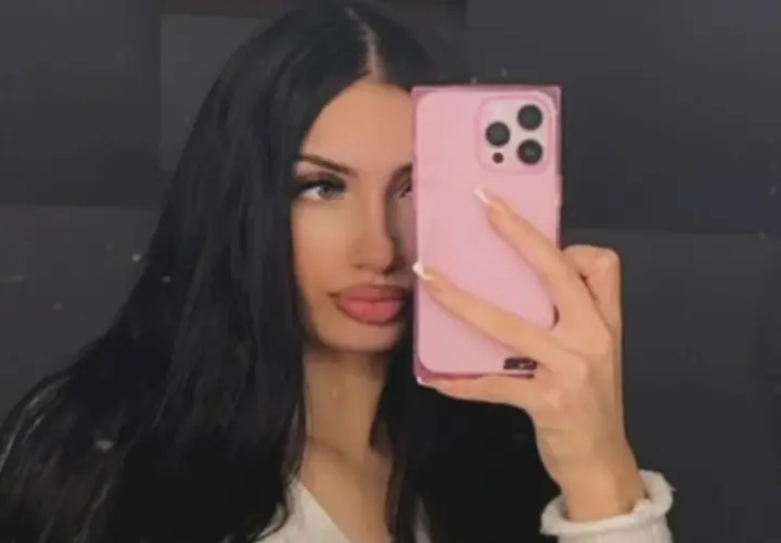 Viki Gabor bez makijażu robi selfie z różowym telefonem.