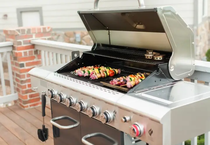 Brochettes colorées sur un barbecue à gaz, prêt pour un repas savoureux. Ce barbecue gaz nettoyage facile vous simplifie la vie.
