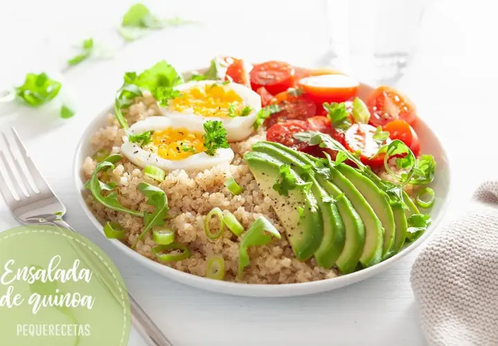 Deliciosa ensalada de quinoa para cenar, con huevo cocido, aguacate, tomates cherry y rúcula. ¡Una opción saludable y sabrosa!