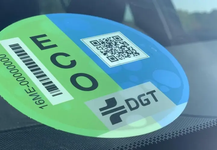 Pegatina DGT ECO para motos, con código QR y código de barras. Cumple normativa euro 6.