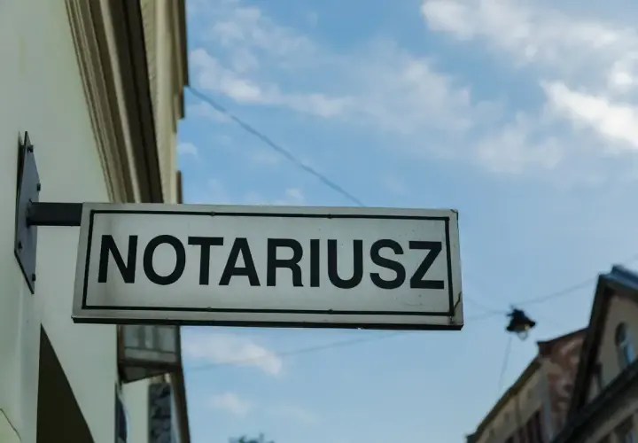 Tablica z napisem "NOTARIUSZ" wisi na budynku. Zastanawiasz się, ile zarabia notariusz?