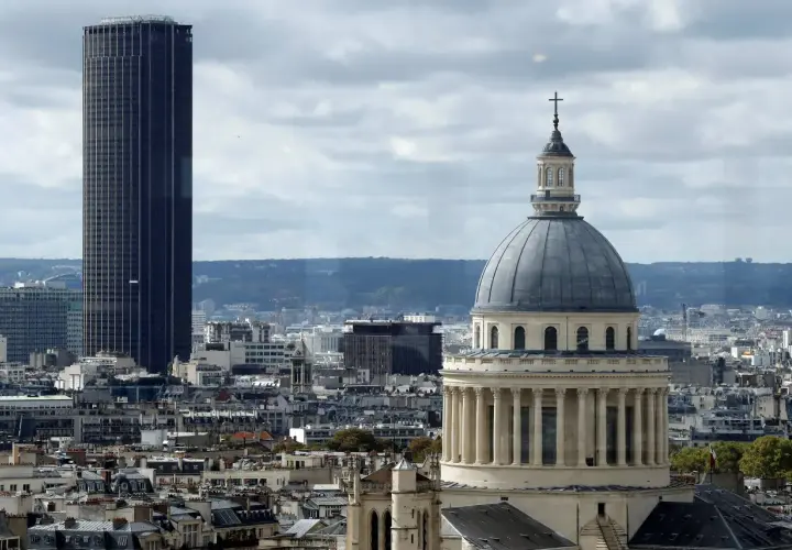 Widok na Paryż z kopułą Panteonu i wieżowcem Montparnasse w tle.