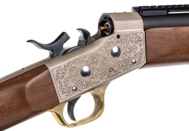 Elegancki karabin z grawerowanym zamkiem typu rolling block 50, drewnianą kolbą i mosiężnym językiem spustowym.
