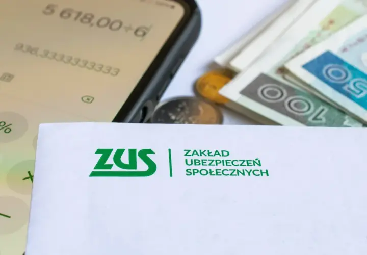 ZUS i pieniądze na koncie, być może to renta po przeszczepie szpiku. Kalkulator na telefonie pokazuje kwoty.