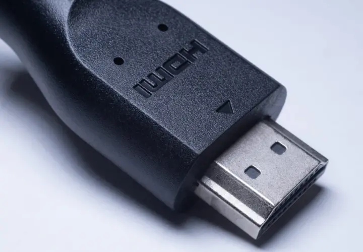 Zbliżenie na wtyczkę HDMI. Czy każdy kabel HDMI obsługuje ARC? Niekoniecznie, sprawdź specyfikację.