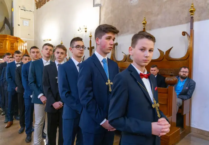 Elegancko ubrani chłopcy w garniturach, gotowi na bierzmowanie dziecka. Wskazówka, jak się ubrać na bierzmowanie dziecka.