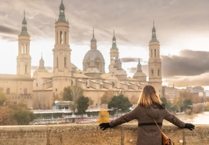 Kobieta podziwia Bazylikę del Pilar nad rzeką Ebro w Saragossie.