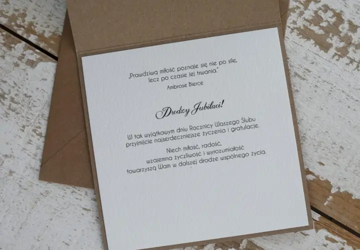 Elegancka kartka z życzeniami z okazji 20 rocznicy ślubu. Cytat o miłości i gratulacje dla Jubilatów.